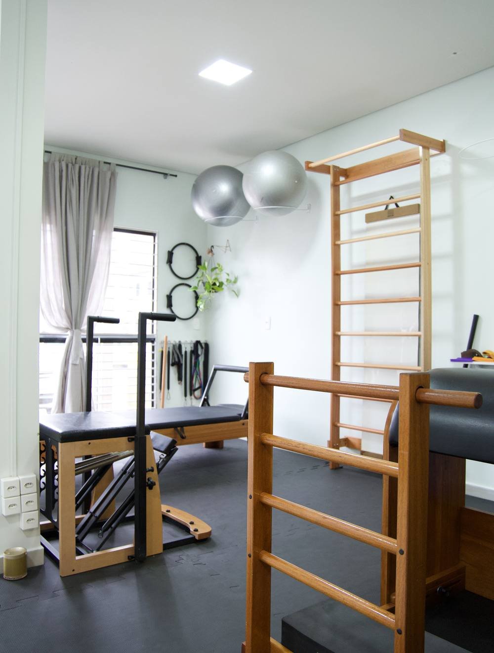 Aparelhos de pilates junto à janela com luz natural