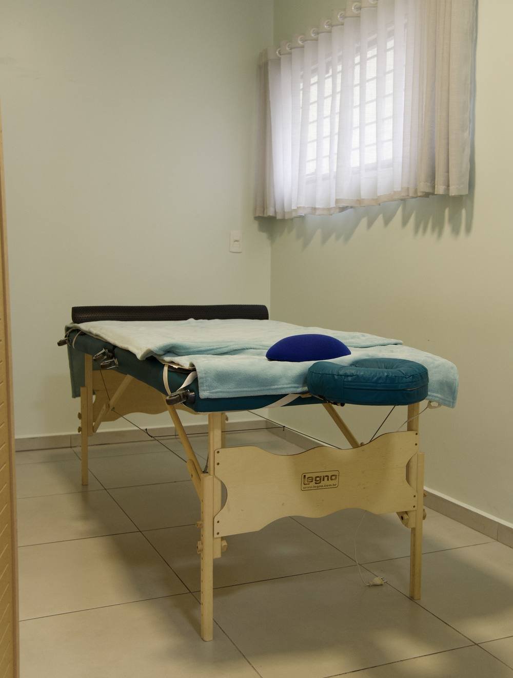 Sala de terapias manuais com maca preparada
